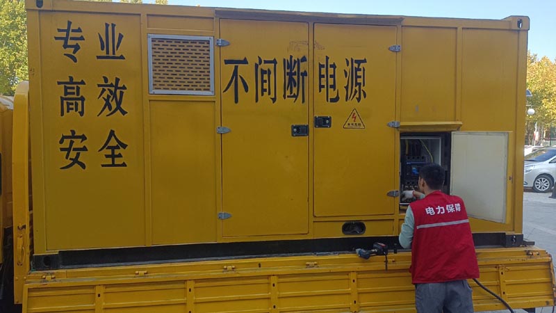 东乡柴油发电机组和UPS电源配合使用时，如何避免切换过程中的电力中断？